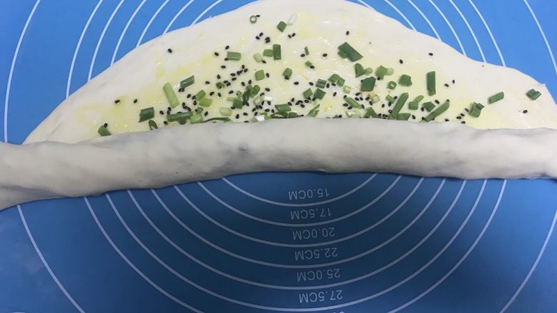 香香脆脆葱花饼,将面慢慢卷起来,直至才卷完