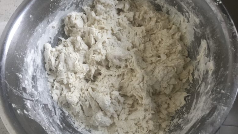 香香脆脆葱花饼,化开的发酵粉睡水倒入面粉中,搅拌均匀。