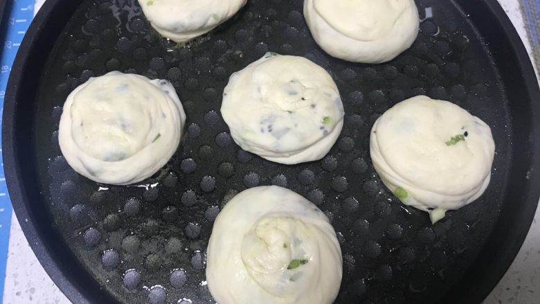 香香脆脆葱花饼,电饼档放入少量油,油热放入圆饼。