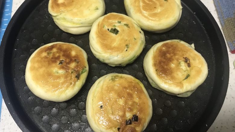 香香脆脆葱花饼,两分钟左右翻面下,烤至金黄即可出锅。