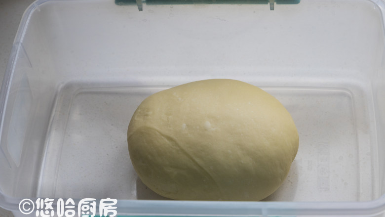 圣诞树面包,面团表面收光滑后,放入保鲜盒中进行发酵,冬季可以放在暖气旁边发酵。