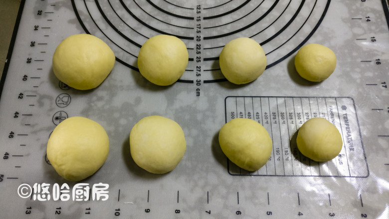 圣诞树面包,取出面团,分成2份60克的面团,2份50克的面团,2分35克的面团,2分20克的面团,滚圆,盖保鲜膜醒发15~20分钟。