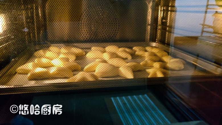 圣诞树面包,
烤盘放入已预热到位的烤箱下层,烤箱温度为上下管均180度,烘烤10分钟。