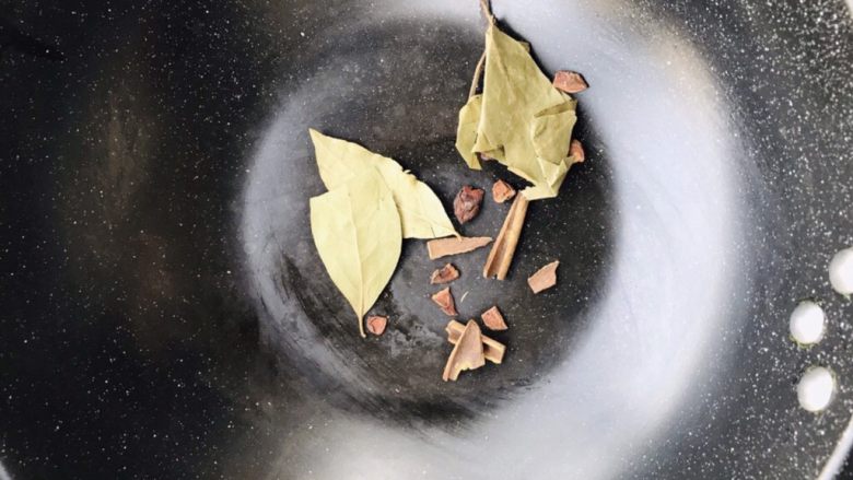 解腻鲜果红烧肉,净锅下八角、桂皮?香叶干煸