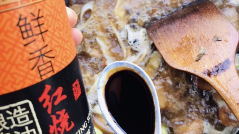 解腻鲜果红烧肉,加入一小勺红烧酱油(老抽)