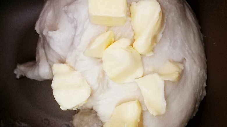 坚果吐司面包～波兰种,然后放入软化的黄油继续和面程序两次，一次13分钟也就是26分钟。