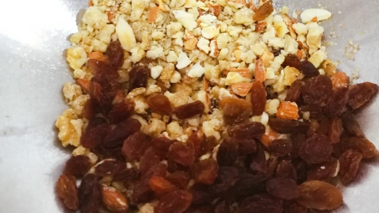 坚果吐司面包～波兰种,先把<a style='color:red;display:inline-block;' href='/shicai/ 675'>杏仁</a>和核桃捣碎加人提子干和葡萄酒浸泡四小时+，这个和波兰种一样需要提前准备。