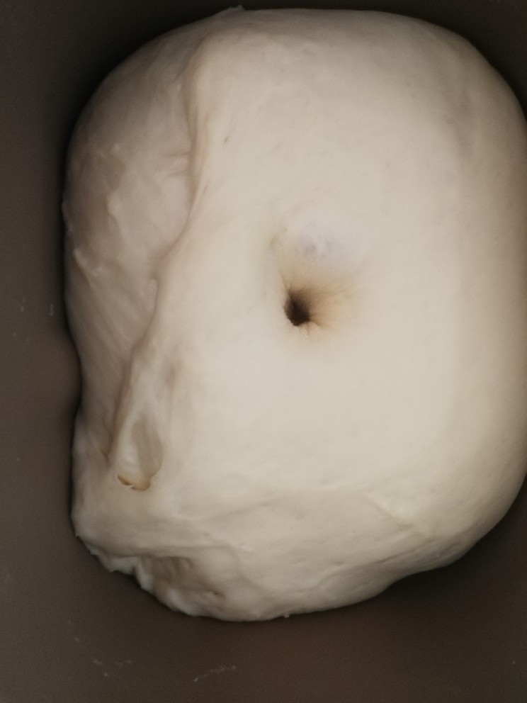 坚果吐司面包～波兰种,然后发酵到两倍大拿手指戳一下，不回缩不反弹，就是发酵好了。