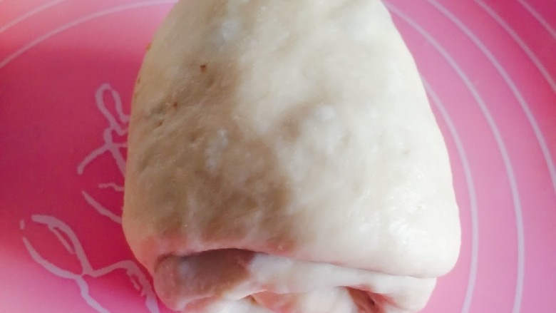 坚果吐司面包～波兰种,包好收口，然后擀成牛舌壮状卷起，然后再擀再卷起变成这样的小胖子。