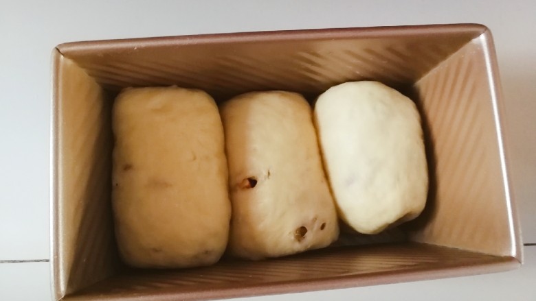 坚果吐司面包～波兰种,盖保鲜膜放温暖处发酵。