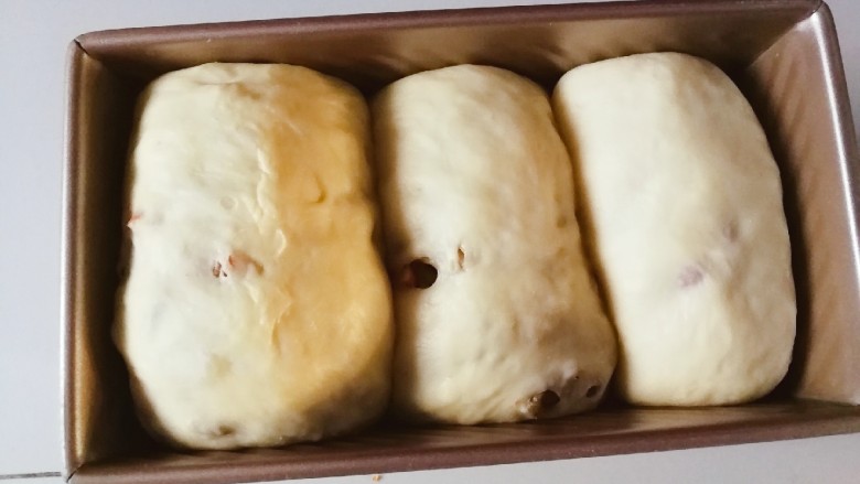 坚果吐司面包～波兰种,发酵八分满。面团没有分均匀的结果哈哈哈。建议不要像我一样懒还是称一下。最好大小一样哈。