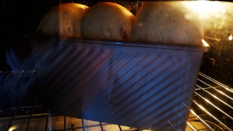 坚果吐司面包～波兰种,烤箱提前200度预热十分钟，然后放入发酵好的吐司下火200度上火180度 烤35到40分钟。我烤了35分钟。根据自己家烤箱脾气适当调节。