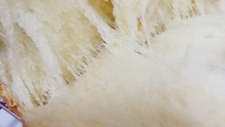 坚果吐司面包～波兰种,出锅。就喜欢掰面包这一刻。