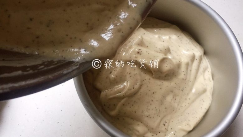 网红的爆浆珍珠蛋糕,翻拌好的蛋糕糊倒入模具中,用力摔几下,震出里面的气泡。烤箱预热,165度,50分钟(具体时间、温度请根据自家烤箱灵活设定)