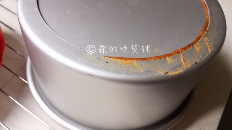 网红的爆浆珍珠蛋糕,蛋糕烤好,倒扣,晾凉后脱模。