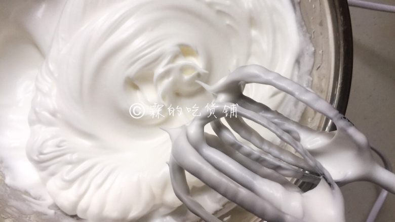 网红的爆浆珍珠蛋糕,盛蛋白的盆必须是无<a style='color:red;display:inline-block;' href='/shicai/ 156925'>水</a>无油的。分三次加入细砂糖,打发至拉出尖角的干性发泡。