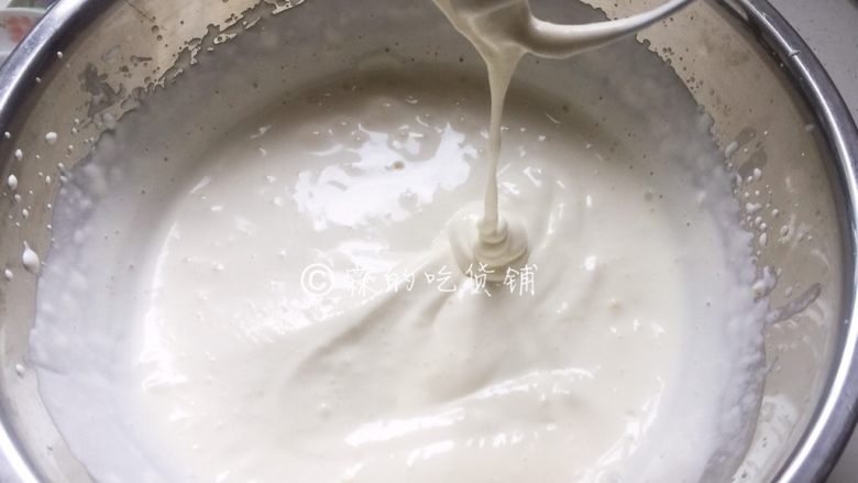 网红的爆浆珍珠蛋糕,稍稍打发一下,打至刚刚出现花纹但可以自由滴落的状态。