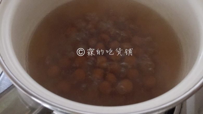 网红的爆浆珍珠蛋糕,烤蛋糕的时候,正好煮<a style='color:red;display:inline-block;' href='/shicai/ 6196'>珍珠</a>,买的或自己搓的都可以(如果自己搓,这个超简单的啦,就记住一定要用木薯粉,再者一定是开水去烫木薯粉然后揉成团最后搓成小圆子。红糖<a style='color:red;display:inline-block;' href='/shicai/ 6196'>珍珠</a>的话比例基本是:红糖:水:木薯粉=1:5:10)烧开后,小火15分钟左右关火,然后盖上盖子再焖10分钟左右,捞出冷开水中浸泡一小会就可以了。