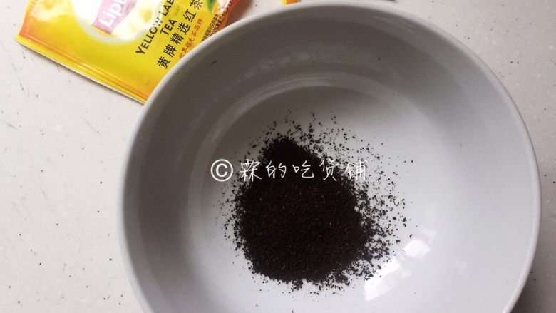 网红的爆浆珍珠蛋糕,把红茶包里的茶粉倒出来,热<a style='color:red;display:inline-block;' href='/shicai/ 219'><a style='color:red;display:inline-block;' href='/shicai/ 219'>牛奶</a></a>泡个10分钟左右。
