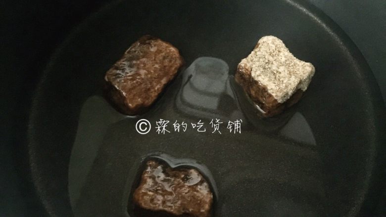 网红的爆浆珍珠蛋糕,准备黑糖浆,黑糖和水放入锅中,小火煮至浓稠。