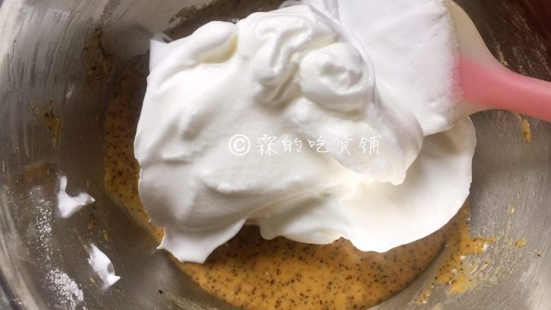 网红的爆浆珍珠蛋糕,打发好的蛋白舀三分之一到蛋黄糊中,翻拌均匀(切不可划圈搅拌,翻拌就是八点钟方向刮刀下去,然后兜底把面糊往上翻……)
