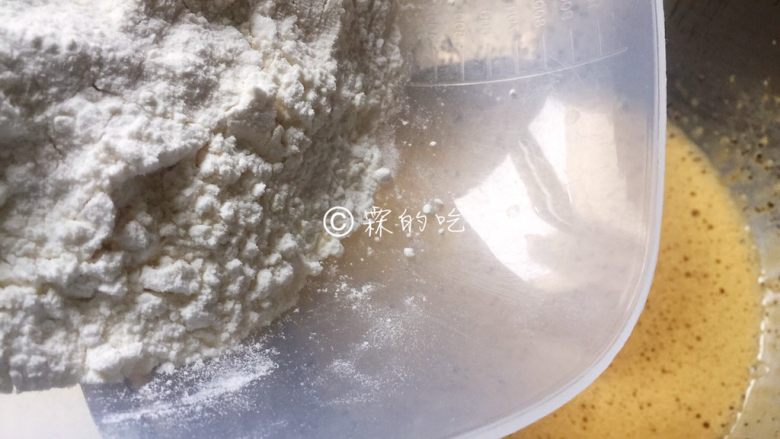 网红的爆浆珍珠蛋糕,随后把过筛后的低粉倒入蛋黄糊中。