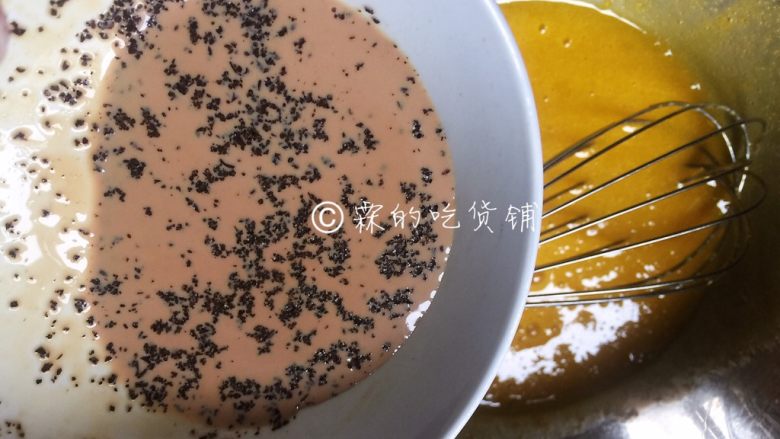 网红的爆浆珍珠蛋糕,蛋白、蛋黄分离。细砂糖加入蛋黄中,搅拌均匀后,泡好放凉的奶茶倒入。