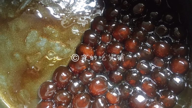 网红的爆浆珍珠蛋糕,搅拌均匀,如图(浓稠就是要有糖浆的感觉,很多水的话还要继续煮一会)。