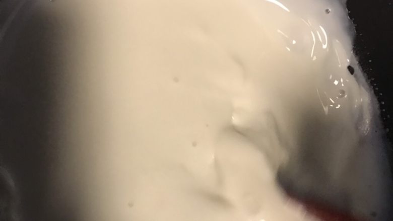 好吃的鲜奶麻薯,小火加热,期间用刮刀不停搅拌,以免糊锅。