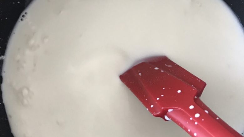 好吃的鲜奶麻薯,搅拌至无干粉,无颗粒状态,就可以小火加热了。