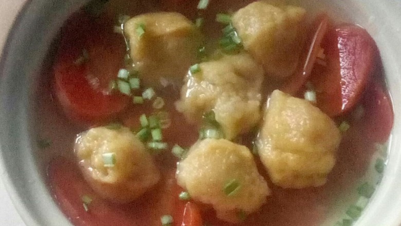 南瓜鱼丸汤煲,用<a style='color:red;display:inline-block;' href='/shicai/ 25'>胡萝卜</a>和南瓜鱼丸煮汤,撒葱花。