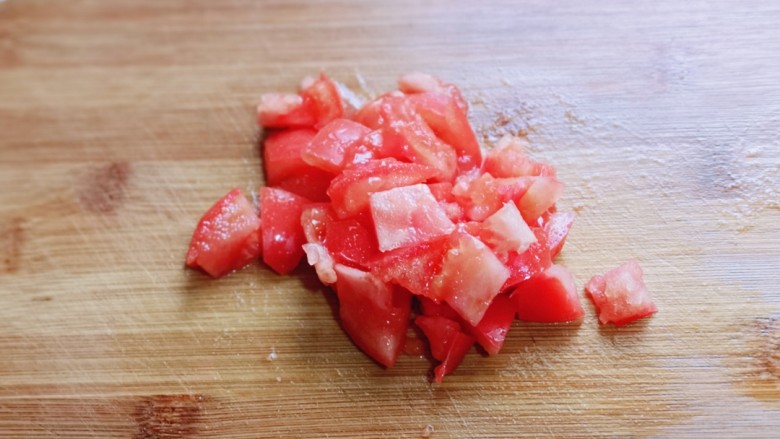 酸汤土豆烩牛肉,<a style='color:red;display:inline-block;' href='/shicai/ 59'>番茄</a>洗干,切块。(可以根据个人喜欢选择是否需要去皮)