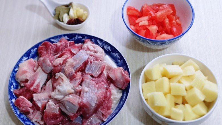 酸汤土豆烩牛肉,<a style='color:red;display:inline-block;' href='/shicai/ 37'>姜</a>,蒜去皮切好,准备工作完成。