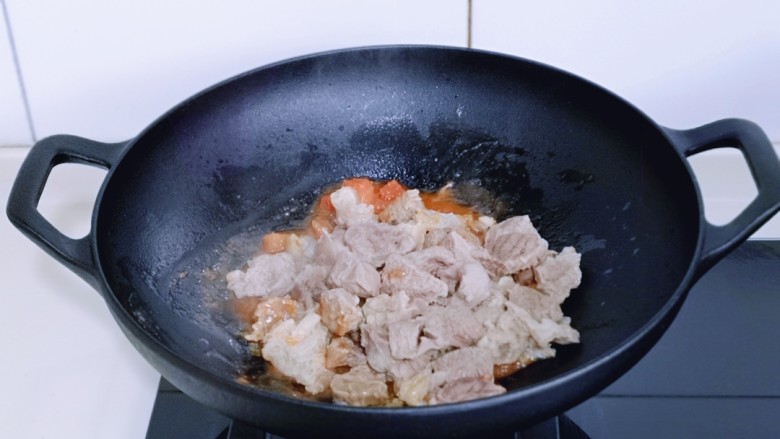 酸汤土豆烩牛肉,再加入焯水的牛肉,翻炒至均匀。(全程小火)