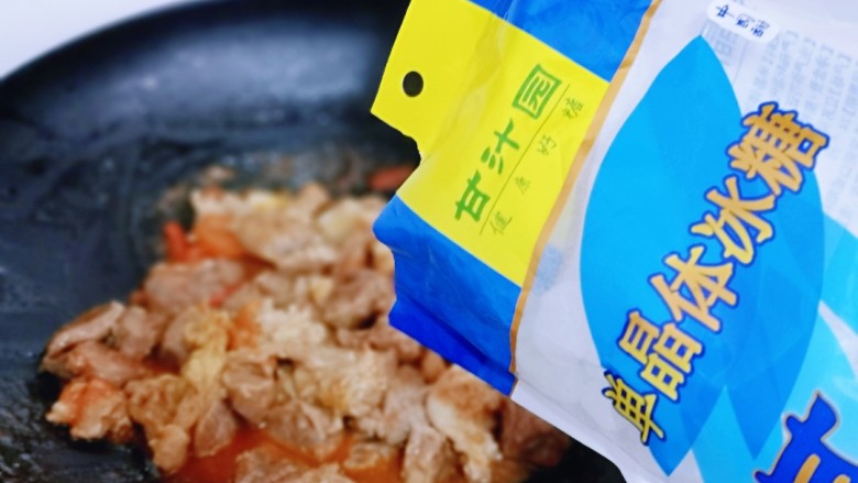 酸汤土豆烩牛肉,再加入冰糖,翻炒均匀。(单晶冰糖颜色及颗粒形状更美观,小颗粒冰糖,更方便储存食用。)