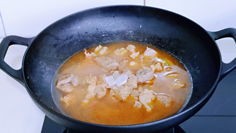 酸汤土豆烩牛肉,再加入纯净水,没过牛肉为佳。(一次性加够水量,中途不要加水哈)