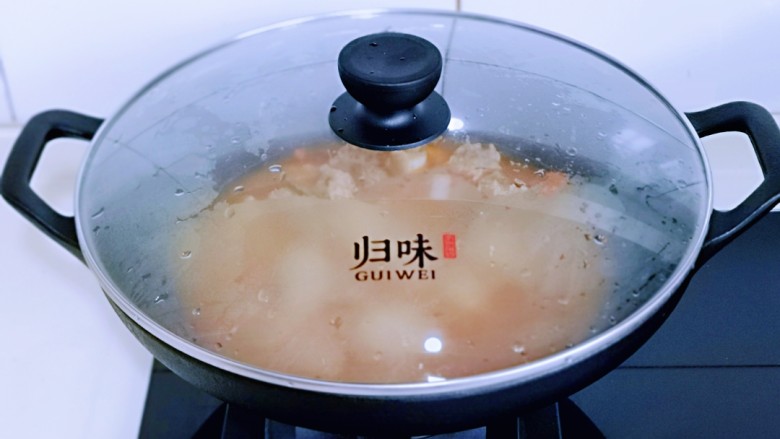 酸汤土豆烩牛肉,盖上盖子转为大火烧开,再转小火慢炖,将牛肉炖烂。