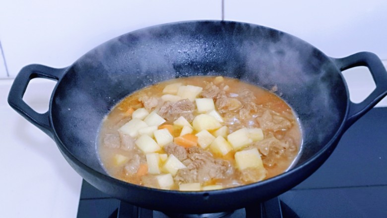 酸汤土豆烩牛肉,再加入切好的土豆和<a style='color:red;display:inline-block;' href='/shicai/ 25'>胡萝卜</a>,炖15分钟即可出锅。(无需收汤,有些汤汁更好吃)
