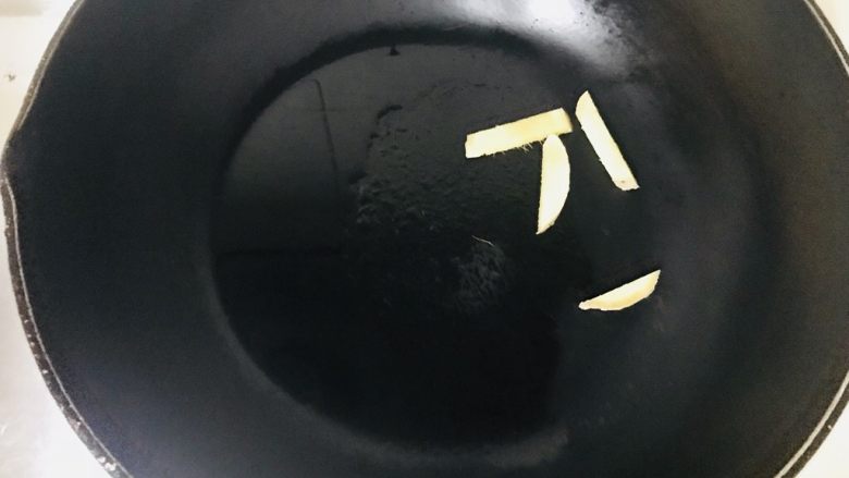 白菜粉丝煲,热锅热油,放入姜丝