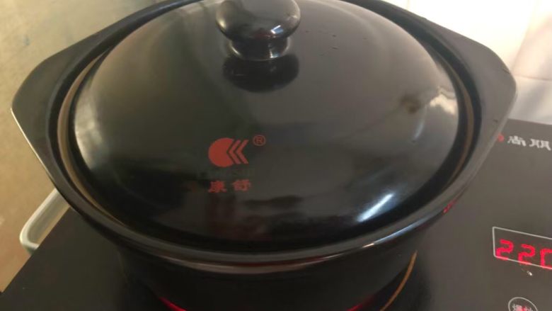 牛肉芋头煲,锅里水开以后,把锅里所有食材倒入砂锅,中火炖至芋头软糯为止。