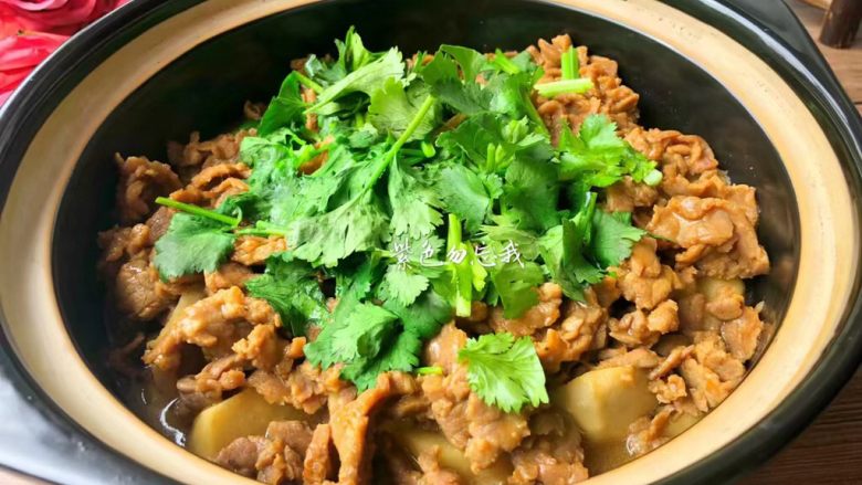 牛肉芋头煲,炖好放上香菜即可,可以直接吃,也可以放在电陶炉上,小火煨着吃,特别美味。