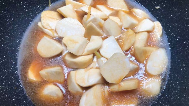 牛肉芋头煲,加入20克生抽,适量盐翻炒均匀,倒入适量水,水位低于食材1cm即可,大火把水煮开。