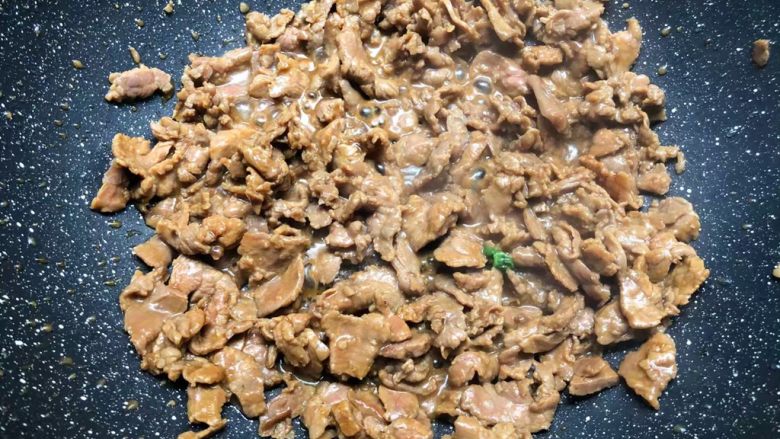 牛肉芋头煲,重起油锅,放入适量油烧至6成热,放入腌制好的牛肉,滑炒至牛肉8分熟。