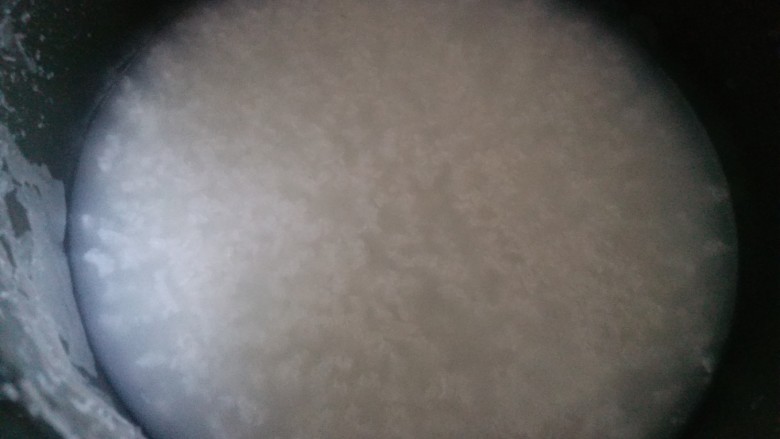 超级鲜美的海鲜粥,先煮粥。米洗干净后,用700克纯净水煮粥。我用电饭煲煮两个小时。
