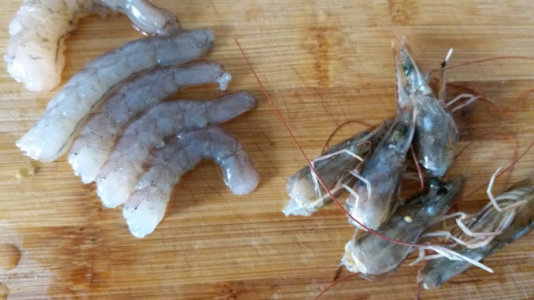 超级鲜美的海鲜粥,虾去虾线,去头,头不要扔了,一会儿还要用