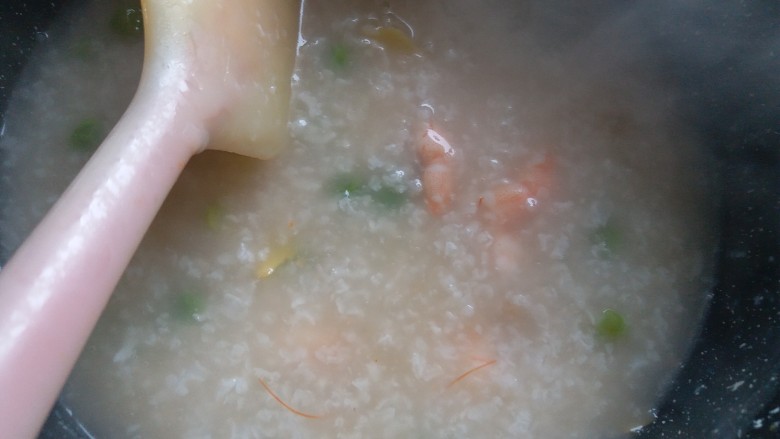 超级鲜美的海鲜粥,最后加入虾仁煮熟后,加入适量盐调味