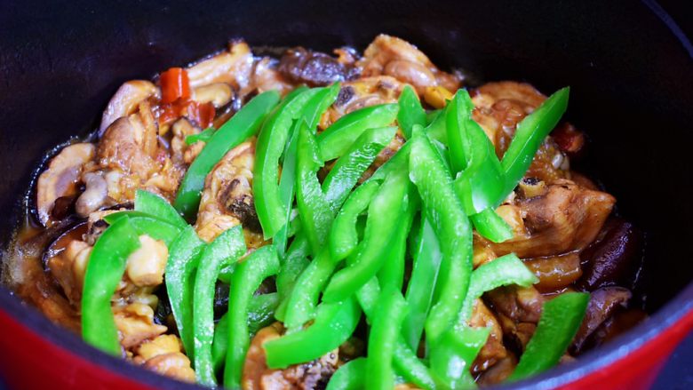 黄焖鸡,炖煮至肉烂,汤汁浓稠时加入青椒翻炒至断生