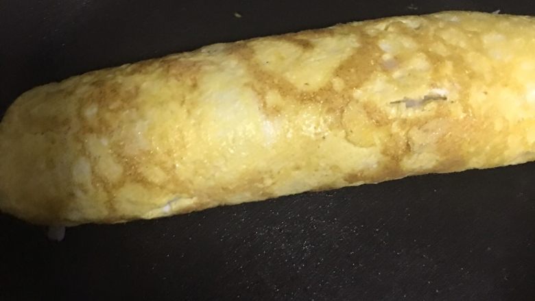 芋泥蛋卷,6️⃣ 将鸡蛋饼卷起来,末端稍微热一下使粘住。