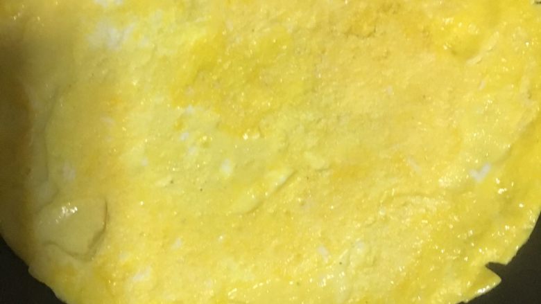 芋泥蛋卷,3️⃣ 煎至蛋饼🥞表面微微凝固,关火。