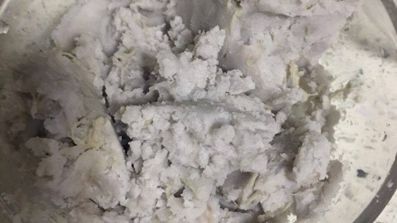 芋泥蛋卷,1️⃣ 芋头洗净切块,蒸熟,压成泥状。加入适量牛奶搅拌成可涂抹的光滑的状态。